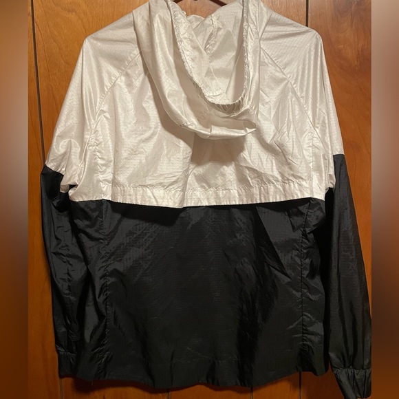 SOLD Woman’s Nike vintage style raincoat/windbreaker jacket size Large - Picture 6 of 8